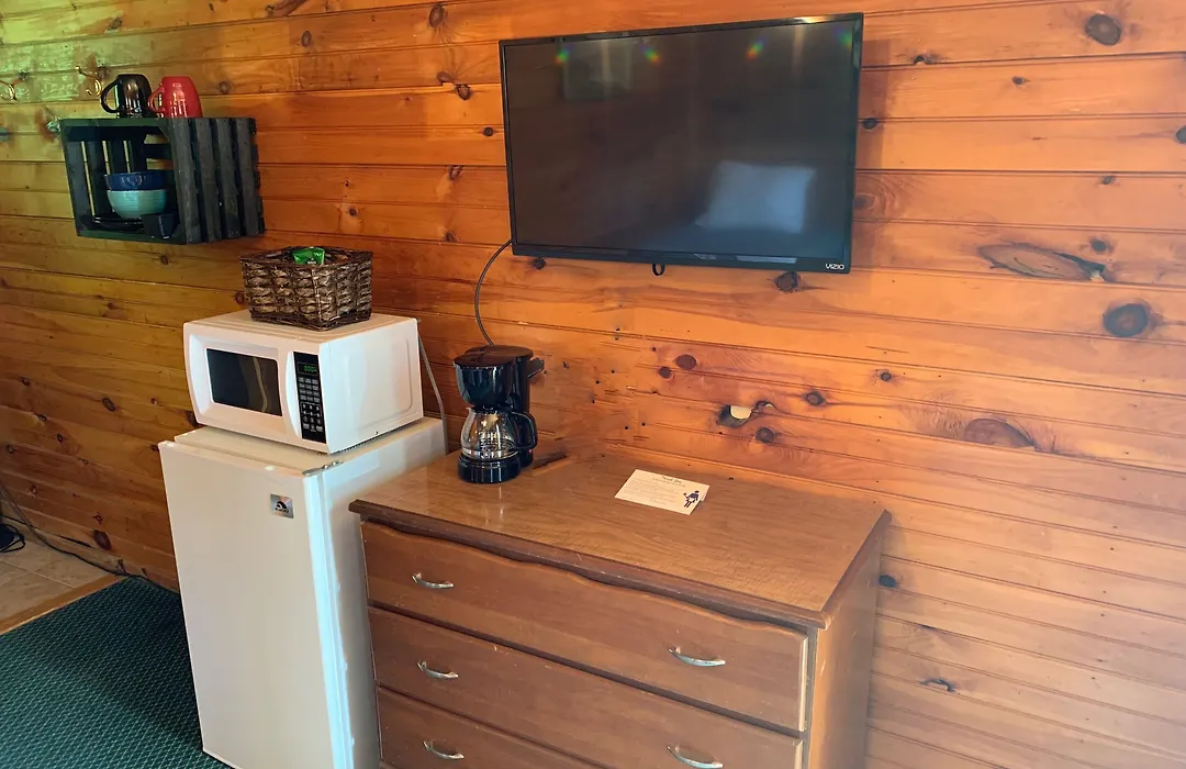 Pine Crest Motel & Cabins-1