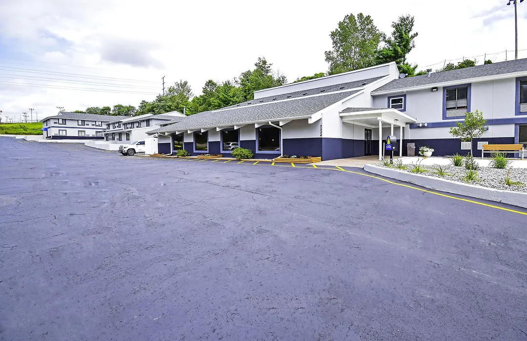 Days Inn & Suites By Wyndham Wisconsin Dells-1