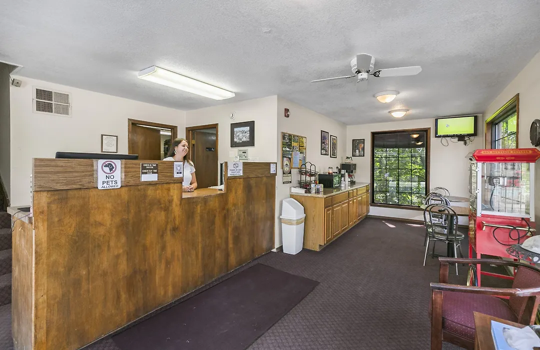 Candlewick Inn And Suites-1