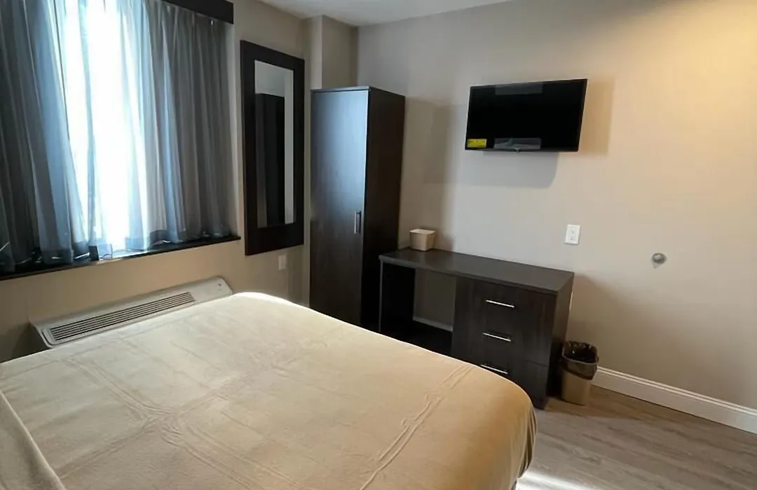 Royal Hotel Bronx-1