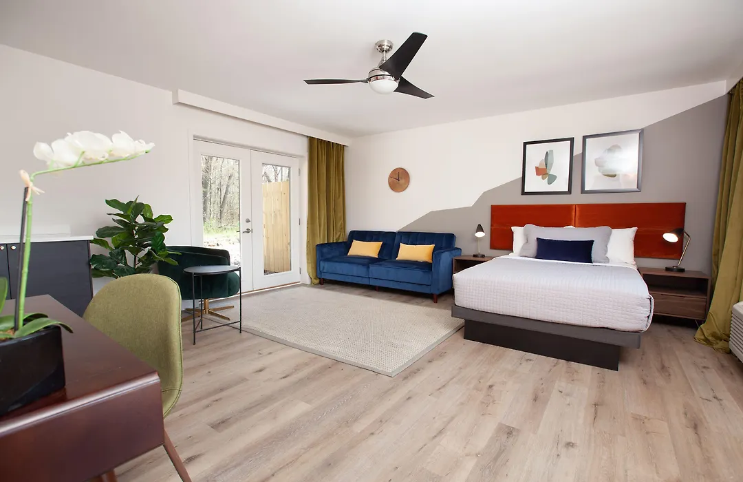 4411 Inn & Suites-1