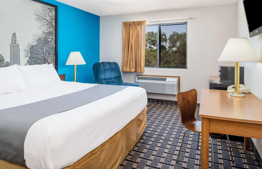 Super 8 By Wyndham Lincoln West-1