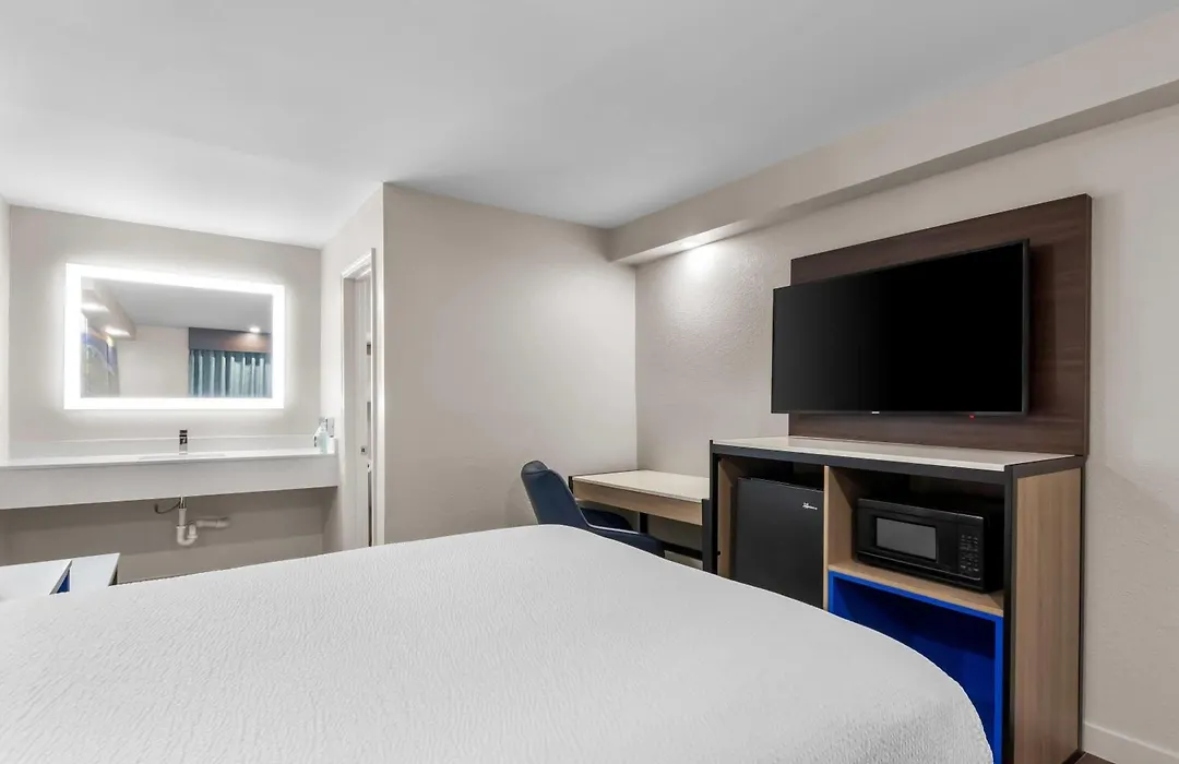 Days Inn By Wyndham Indianapolis East Post Road-1