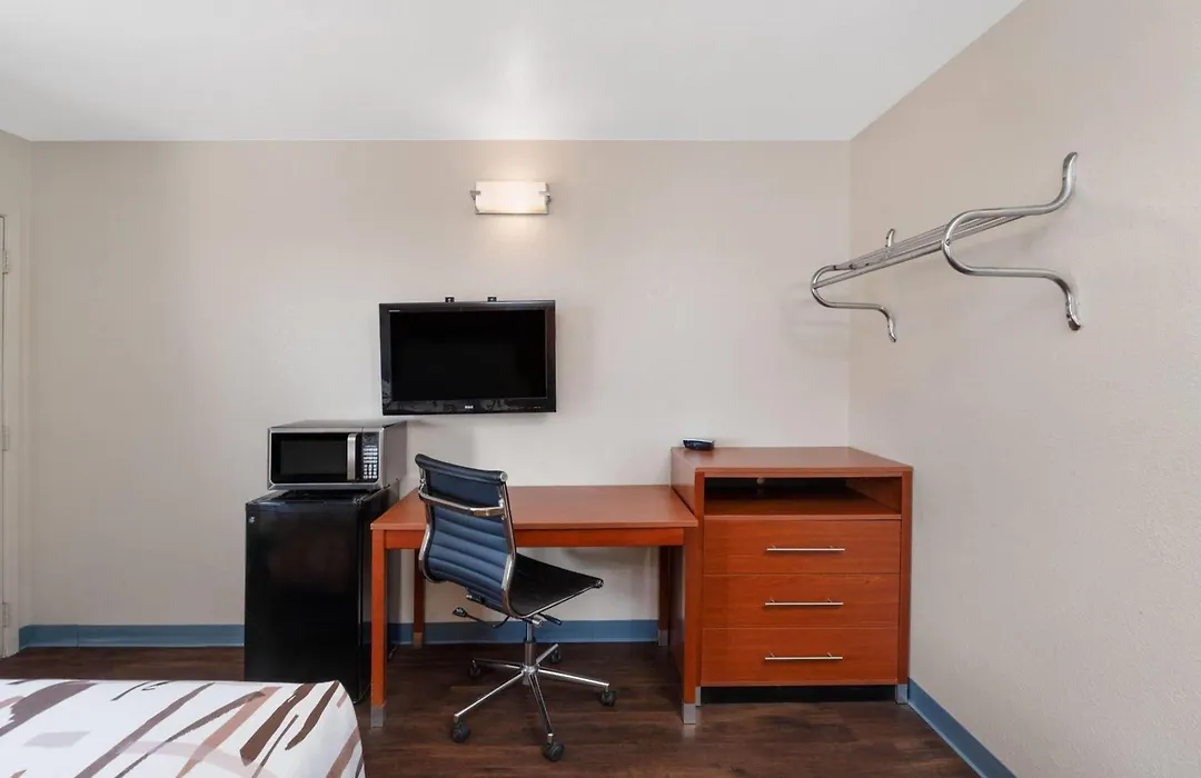 Travelodge By Wyndham Albuquerque West-1