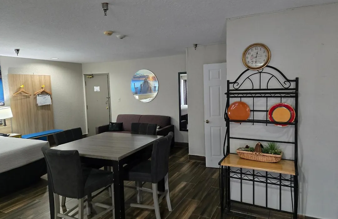 Days Inn & Suites By Wyndham Tampa/Raymond James Stadium-1