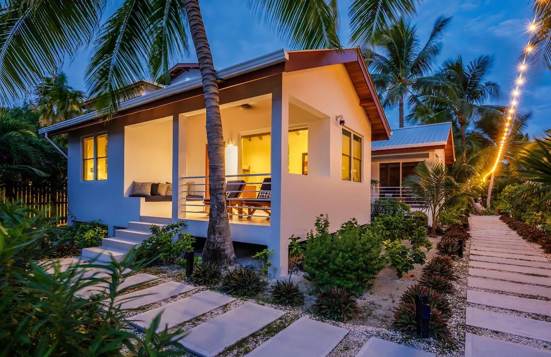 Weezie'S Ocean Front Hotel And Garden Cottages-1