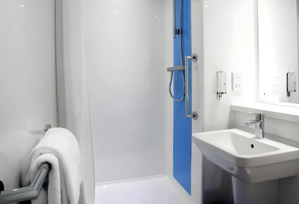 Travelodge Birmingham Maypole-1