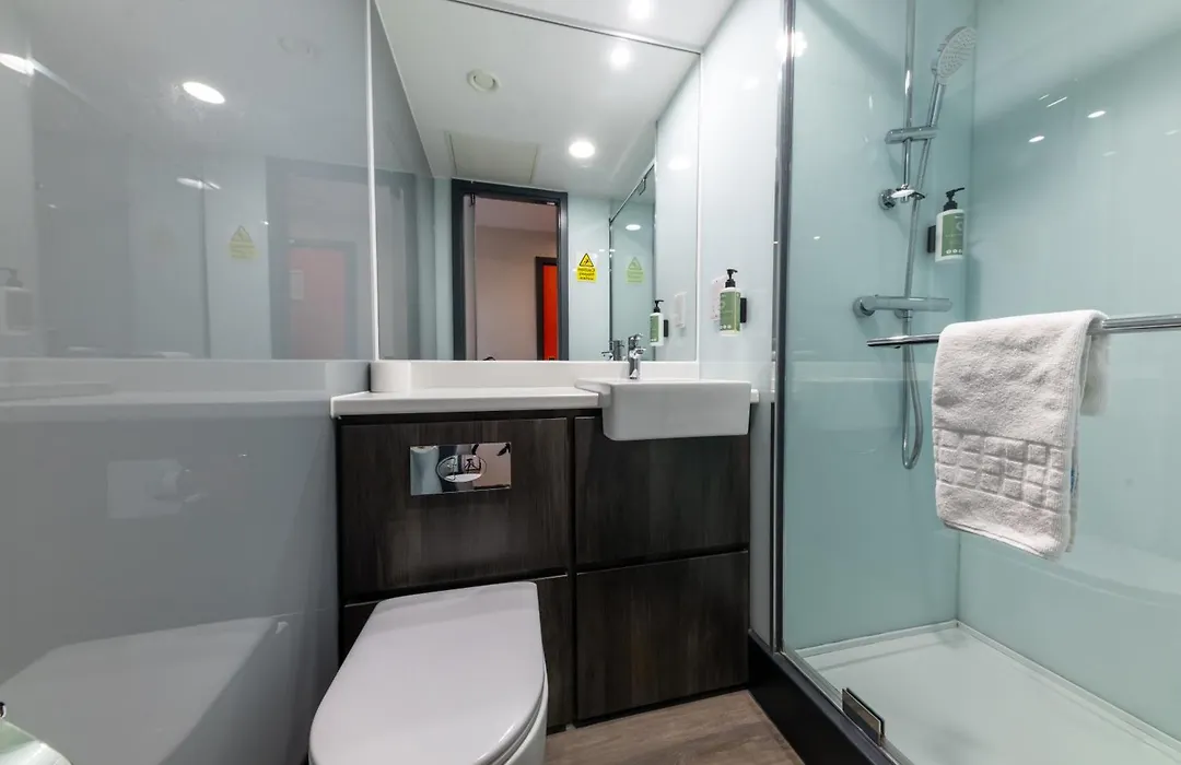 Easyhotel Cardiff-1
