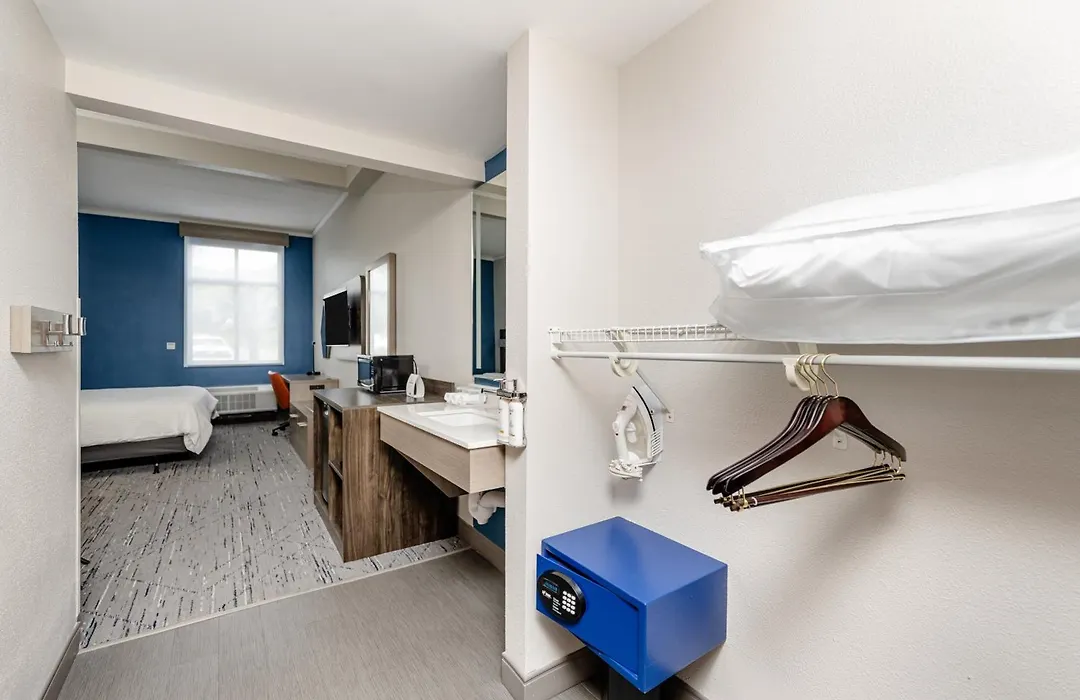Holiday Inn Express Hotel & Suites Charleston - Northwoods By Ihg-1