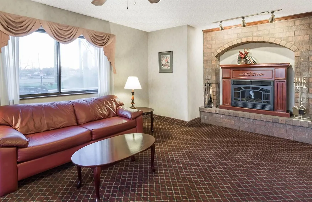 Super 8 By Wyndham Woodstock-1