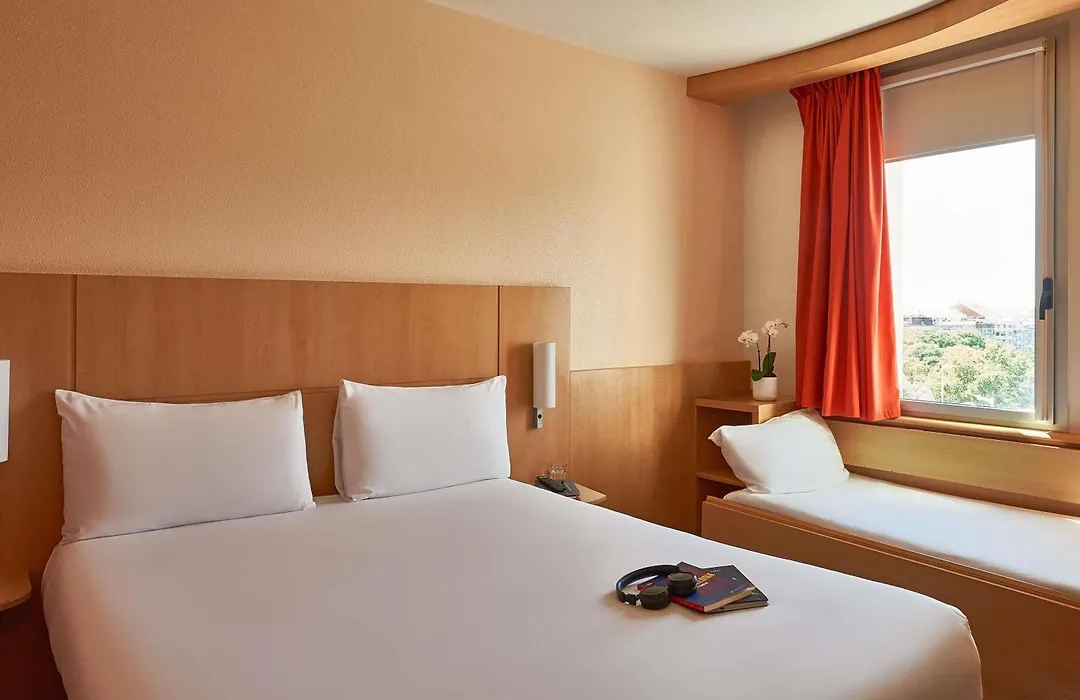 Ibis Barcelona Santa Coloma-1