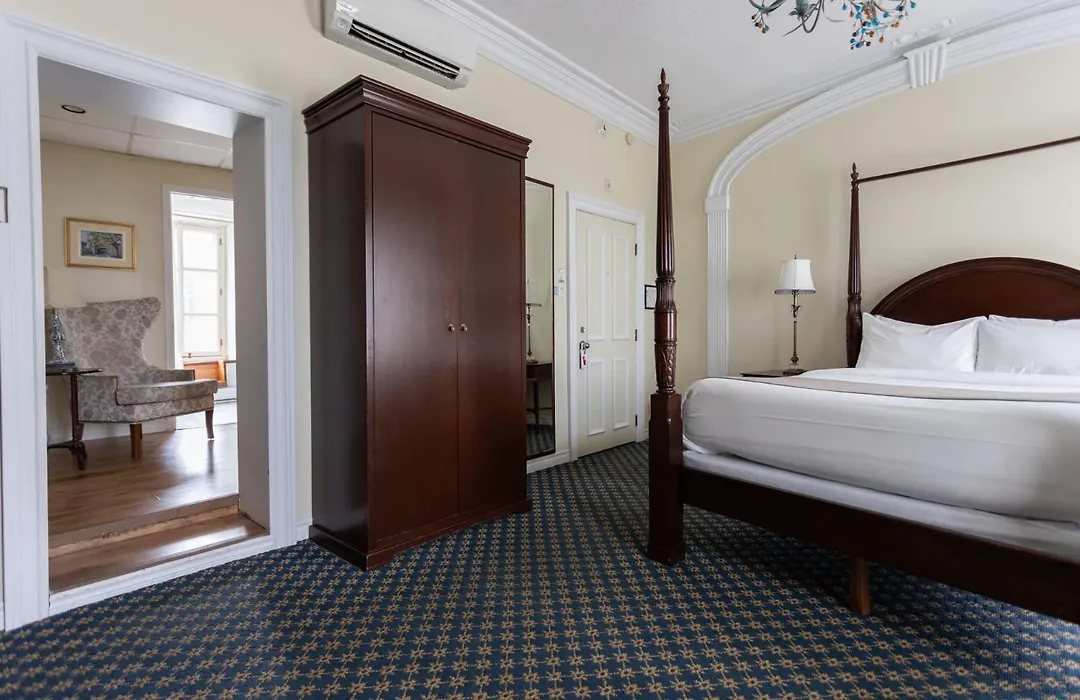 Hotel Champlain-1