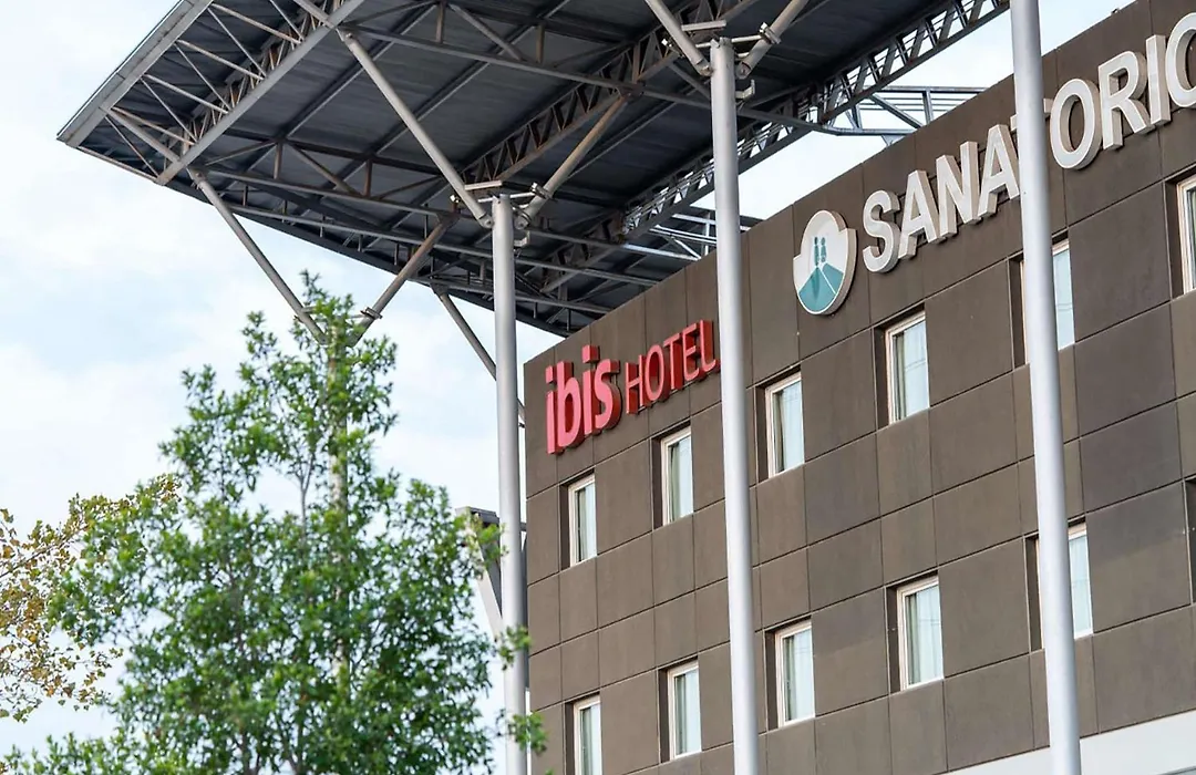 Ibis Pilar-1