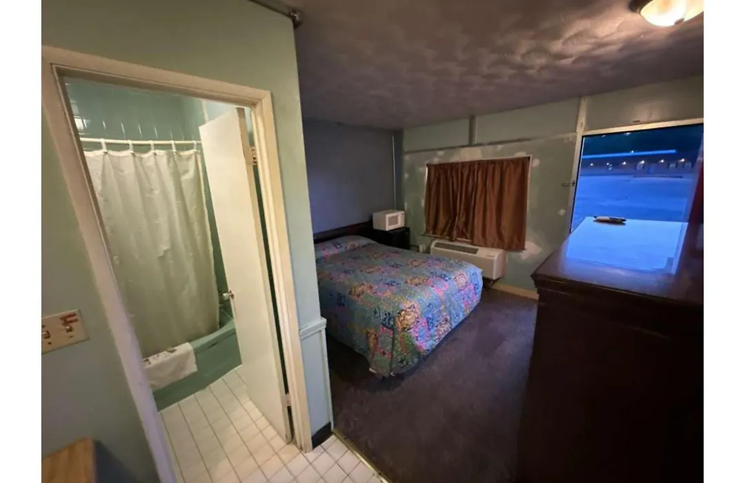Gray Plaza Motel Benton Rend Lake I-57-1