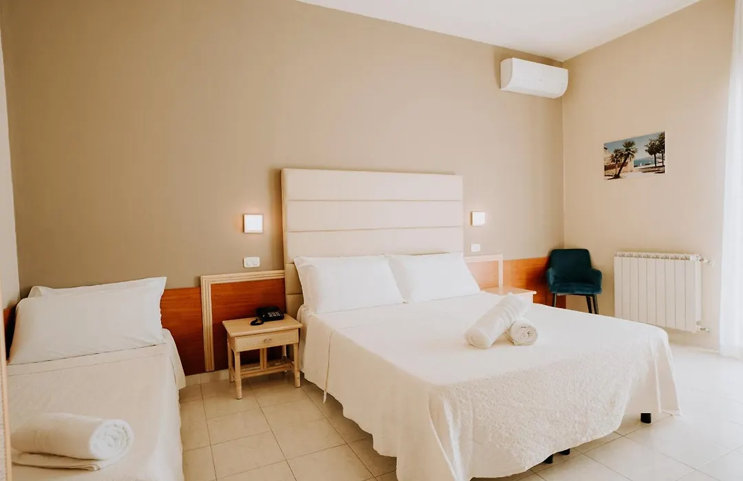 Hotel Holiday-1
