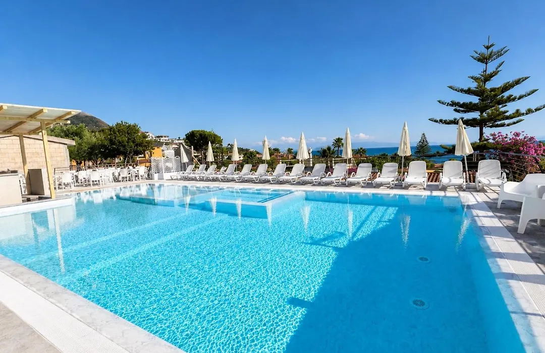 Ninfa Sul Mare Apartments - Piscina con Area Relax e Parcheggio Gratuito-1