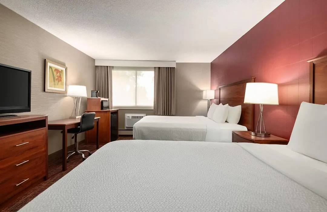Ramada By Wyndham Grand Forks-1