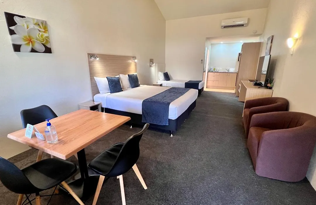 Captains Quarters Motor Inn-1