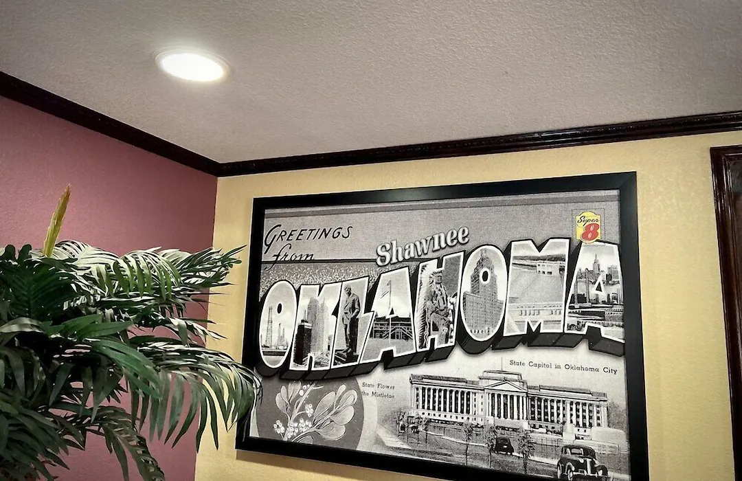 Super 8 By Wyndham Shawnee-1