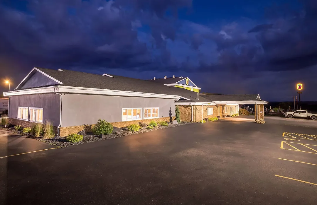 Super 8 By Wyndham Osseo Wi-1