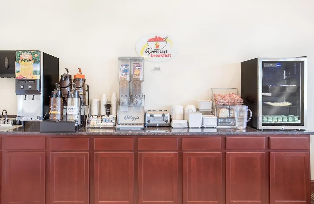 Super 8 By Wyndham Cedar Falls-1