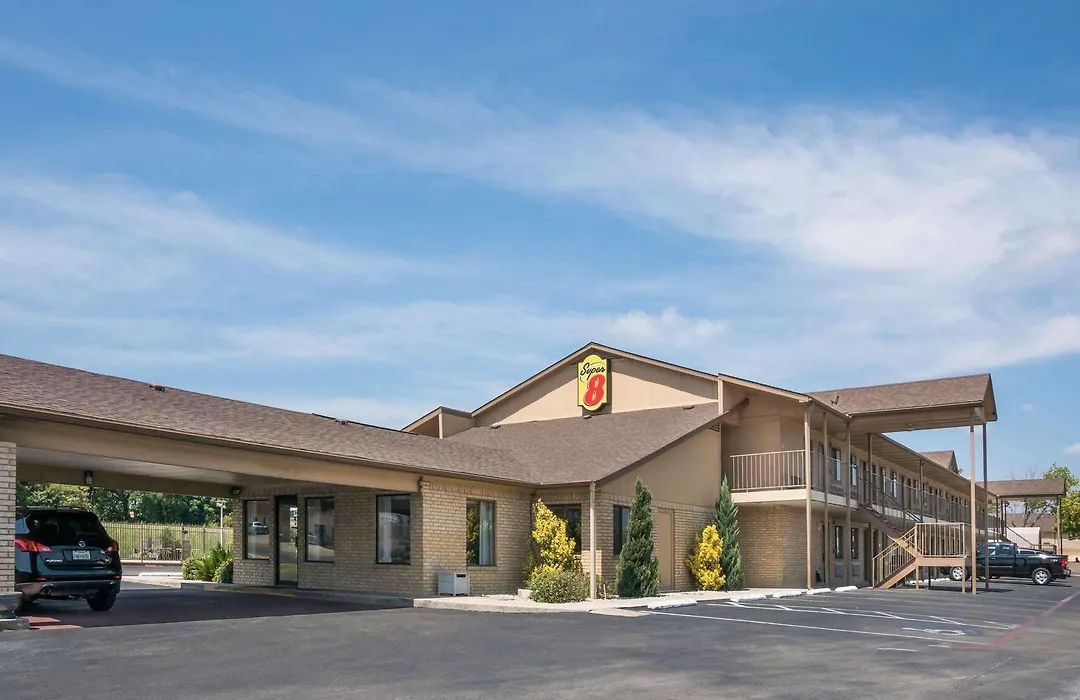 Hill Country Inn And Suite-1