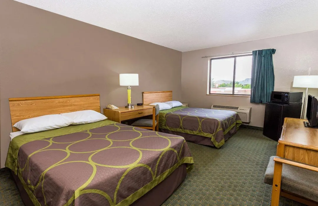 Super 8 By Wyndham St. Charles-1