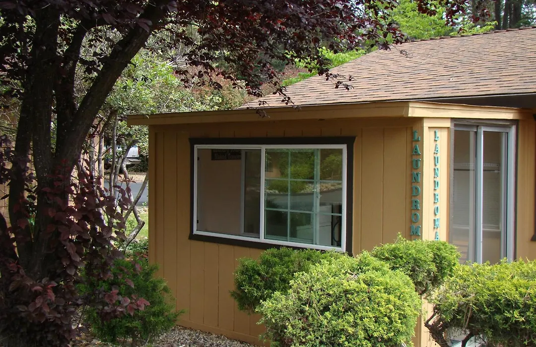 Ponderosa Gardens Motel-1