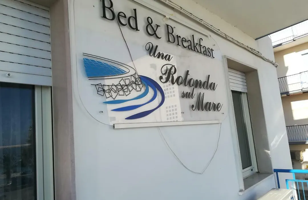 B&B Una Rotonda sul mare-1