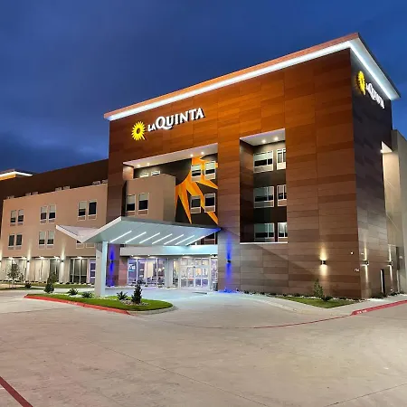 La Quinta Inn & Suites By Wyndham Dallas/Fairpark-2