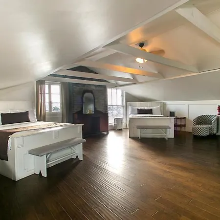 Lafitte Hotel & Bar-3