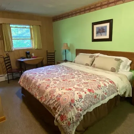 Royal Motel-3