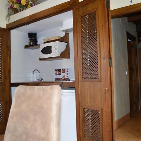 Apartamentos Turísticos - Hostal Los Alisos-2