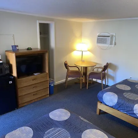 A Holiday Motel - Maggie Valley-3