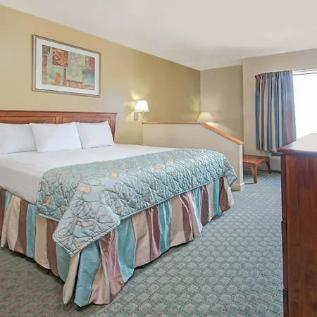 Days Inn By Wyndham Downtown St. Louis-3