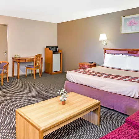 Super 8 By Wyndham Upland Ontario Ca-3
