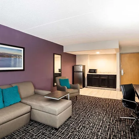 La Quinta Inn By Wyndham Davenport & Conference Center-3