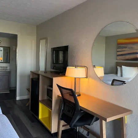 Days Inn & Suites By Wyndham Dayton North-3