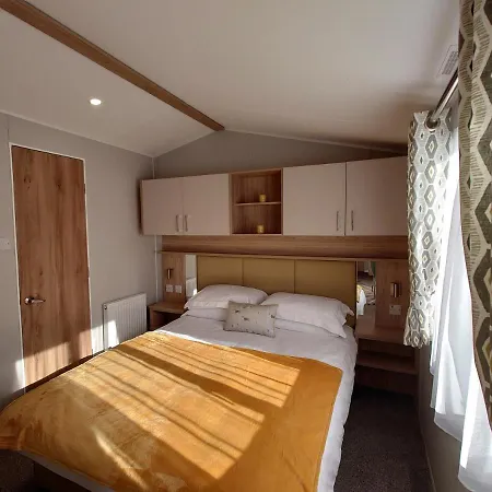 Lakeside Caravan White Acres Holiday Park Newquay Sleeps 6-3