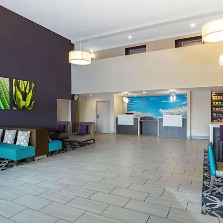 La Quinta Inn & Suites By Wyndham Las Vegas Nellis-3