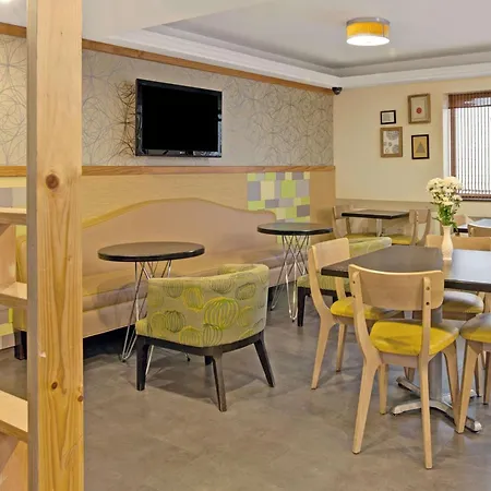 Ramada By Wyndham Staten Island-2