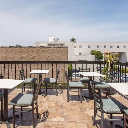 Ramada By Wyndham Culver City-3