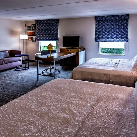 Hampton Inn & Suites Staten Island-3