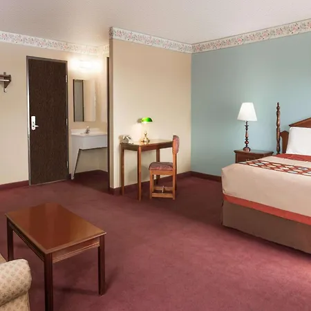 Super 8 By Wyndham Woodstock-2