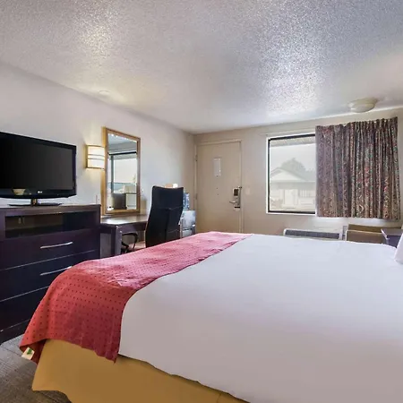 Rodeway Inn Near Hall Of Fame-2