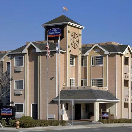 Howard Johnson By Wyndham Salinas-2