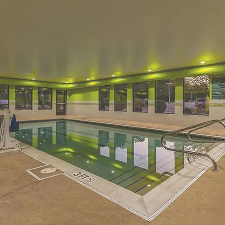 La Quinta Inn & Suites By Wyndham Cleveland Airport West-2