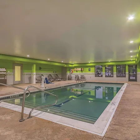 La Quinta Inn & Suites By Wyndham Cleveland Airport West-3