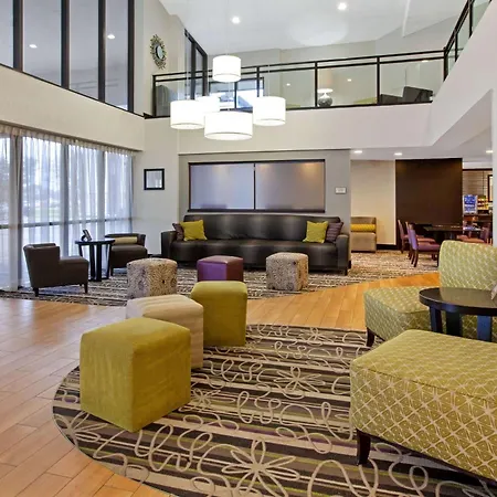 La Quinta Inn & Suites By Wyndham Detroit Metro Airport-2