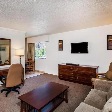 Howard Johnson Hotel By Wyndham Victoria-2